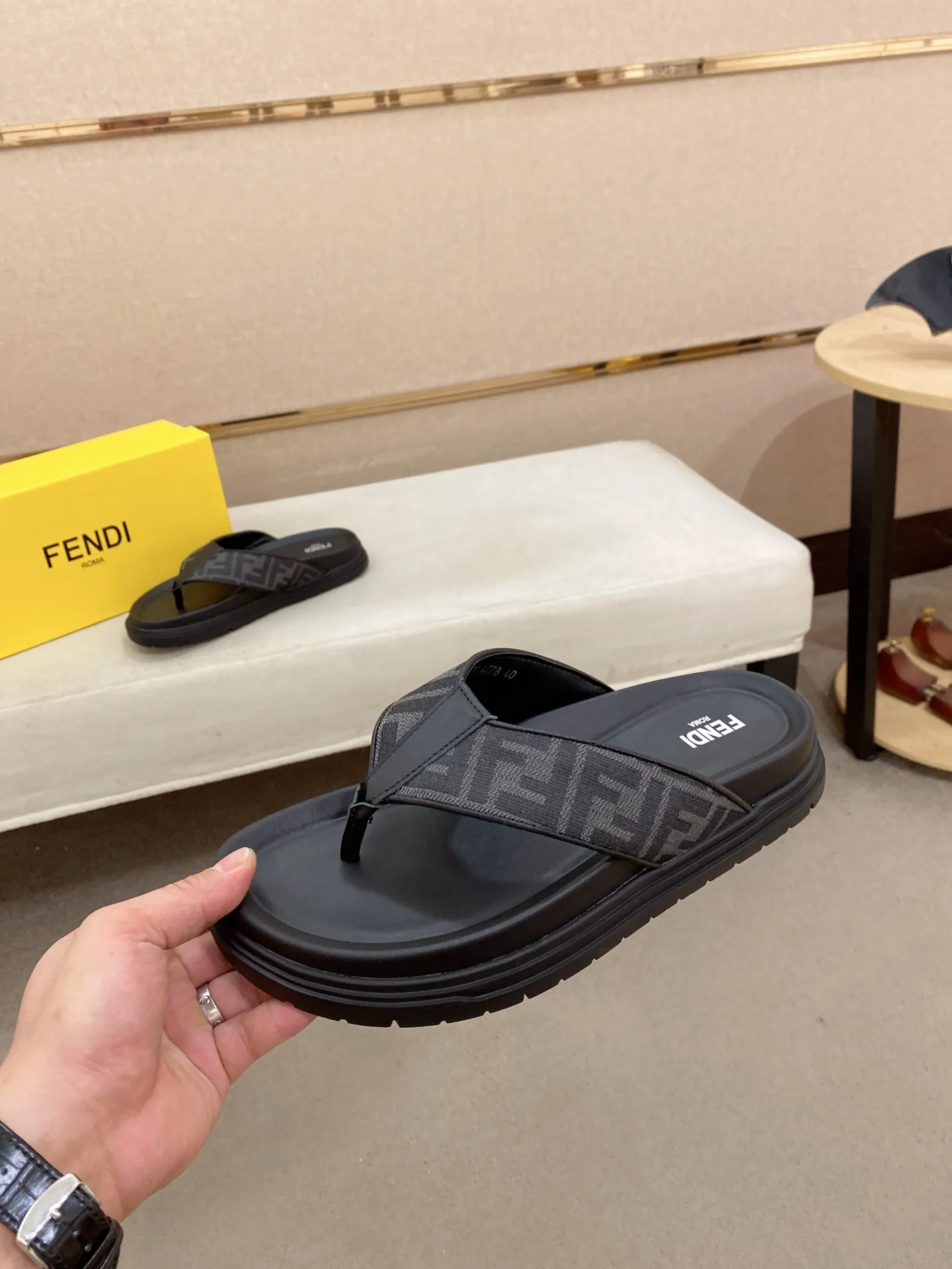 Factory price: 320💰 [Fendi Slippers] High-end brand of men's shoes, official website 1:1 latest masterpiece: original mold customization, the fabric is made of imported original materials, upgraded outsole, lighter and non-slip. The market's top quality, simple yet tasteful, a must-have for fashionistas, fashionable at your feet, full of confidence, the same style at the counter 👍The season of summer slippers is here. Code: 38-44 (45 is custom-made and cannot be returned or exchanged)